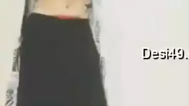 Indian babe is always prepared to satisfy lecherous fans with XXX dance