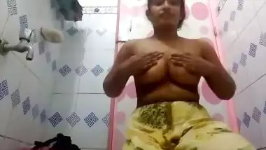 Desi bathroom striptease video
