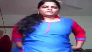 Natural Indian shuts herself up in room for a XXX striptease for sex fans