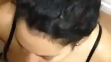 Newly married wife’s Indian blowjob makes her man happy