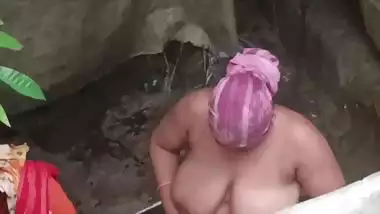 Tanker bhabhi bathing outdoor caught by neighbor