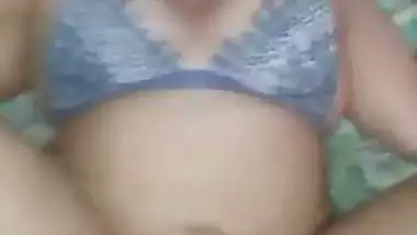 Guy fucks a lady and cums on her in an Indian sex video