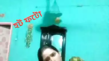 Bangla naked girl fucks her pussy with brinjal