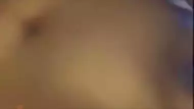 Amateur porn video where the Desi wench willingly shows big tits and pussy