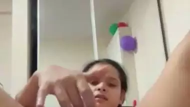 Indian nude babe records her fingering MMS for fun