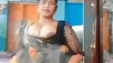 Kannadiga wife boobs show and viral nude fingering