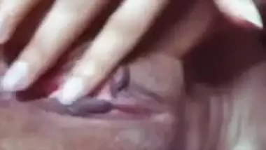 DESI GIRL FINGERING HER SMALL PUSSY ON BED