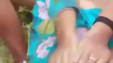 Cameraguy films his friend fucking Desi girl's XXX cave outdoors