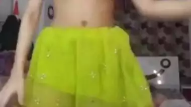 Astonishing Indian bitch dancing topless on cam