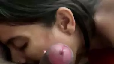 Marathi girl gives an Indian blowjob to her friend
