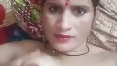 Village aunty sucking boobs and viral selfie nude show