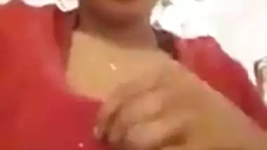 Desi cute bhabi showing her boobs nipple