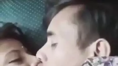 Newly married couple kissing and wife blowjob viral MMS