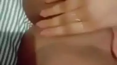 Sexy Lankan Girl Showing Her Boobs and Pussy