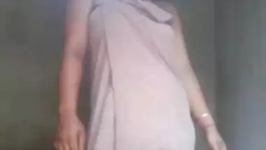 Indian babe shows tongue to make XXX viewers get interested in show