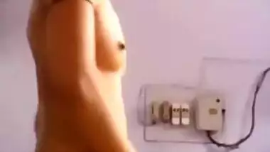 Woman invites Indian viewers to watch a XXX show with her sex partner
