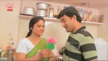 Mallu bbw aunty romances hubby’s friend in kitchen