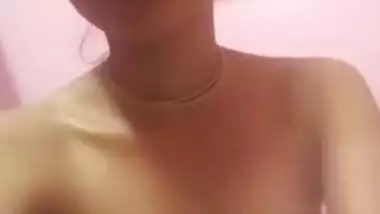 Dollface from India uncovers her thin XXX body and sucks fingers