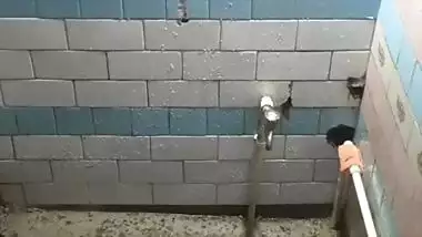 Chubby MILF bathing caught by neighbor viral MMS