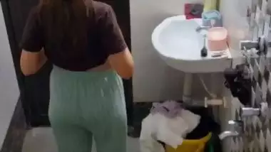 Neighbor girl boobs show before bathing viral MMS