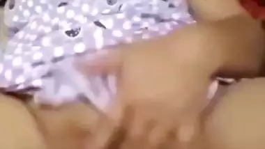 Indian girl masturbation MMS with a big cucumber